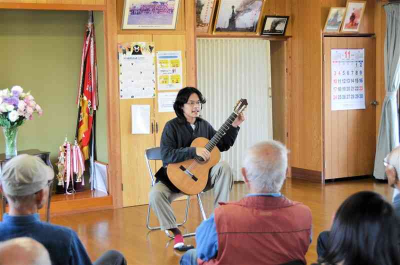 クラシックギターの繊細な音色を響かせた閑喜弦介さん＝14日、宇土市