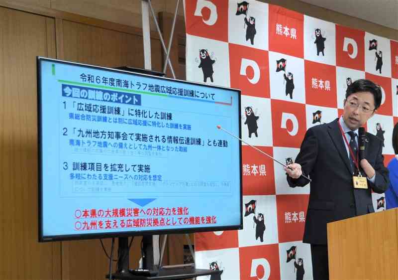 南海トラフ地震を想定した広域応援訓練について説明する木村敬熊本県知事＝15日、県庁