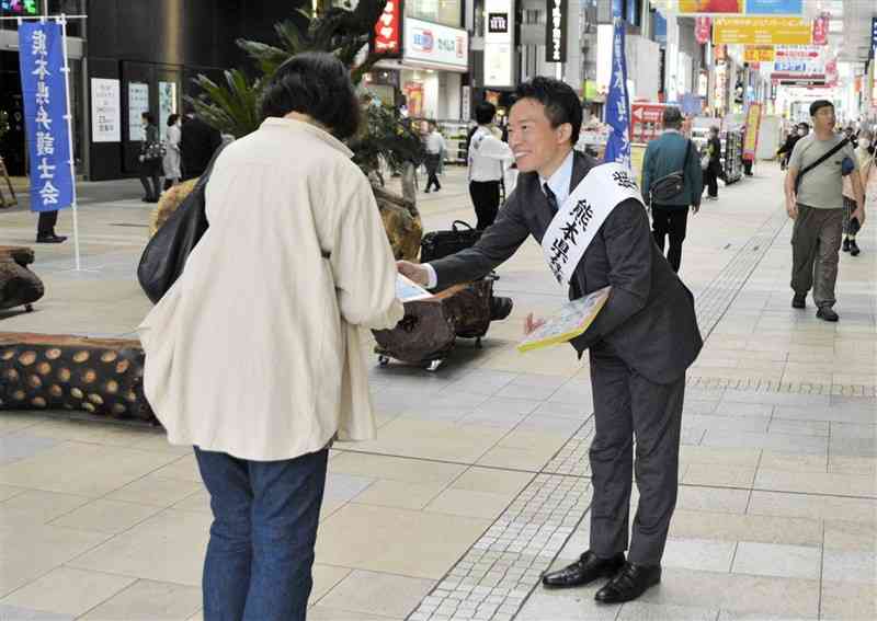 憲法9条を解説するリーフレットなどを配る熊本県弁護士会の弁護士＝15日、熊本市中央区