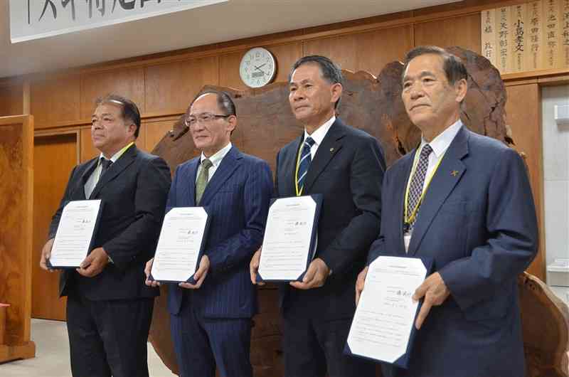 花粉飛散の少ないスギの生産拡大に向けて協定を結んだ九州森林管理局の橘政行局長（左から2番目）と苗木生産の団体、企業の代表ら＝15日、熊本市西区