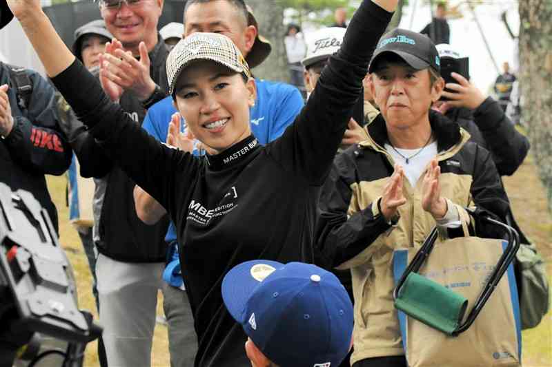 ホールアウト後にギャラリーの声援に手を振る上田桃子＝15日、松山市のエリエールGC松山