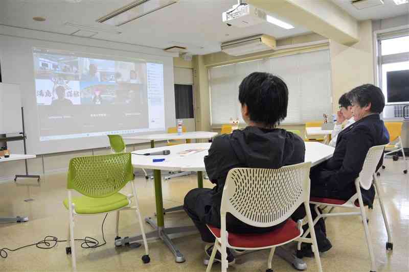 猫島の課題について意見を交わした「猫島サミット」＝2日、熊本市東区