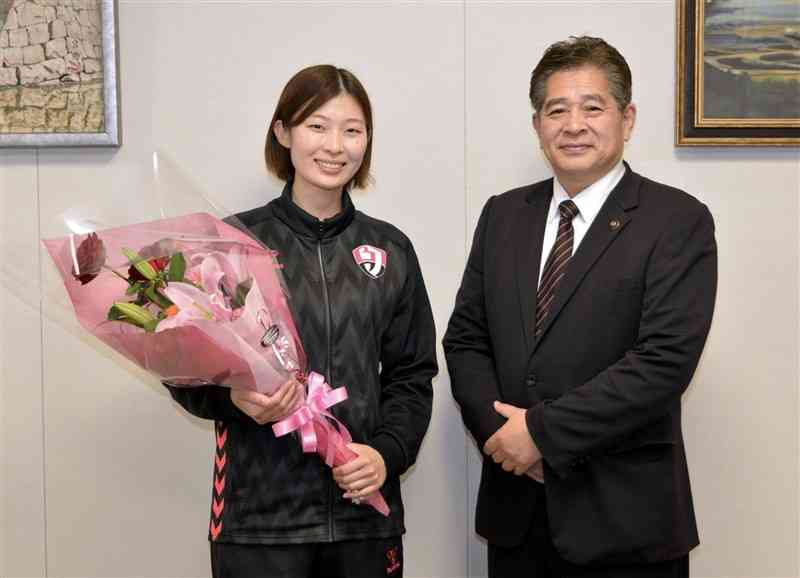 ハンドボール女子日本代表としてアジア選手権に出場する前田優さん（左）＝15日、宇土市