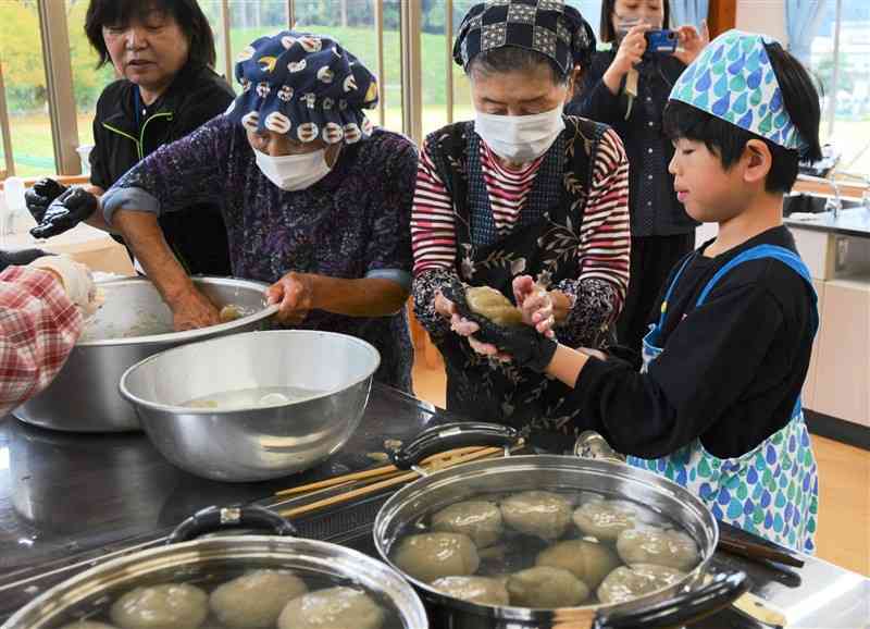 相良北小の児童（右）と四浦こんにゃくを作る「きたっこ元気会」のメンバーら＝15日、相良村