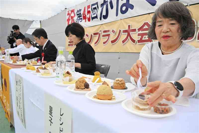 全国モンブラン大会で出品作を評価する審査員＝16日、山鹿市