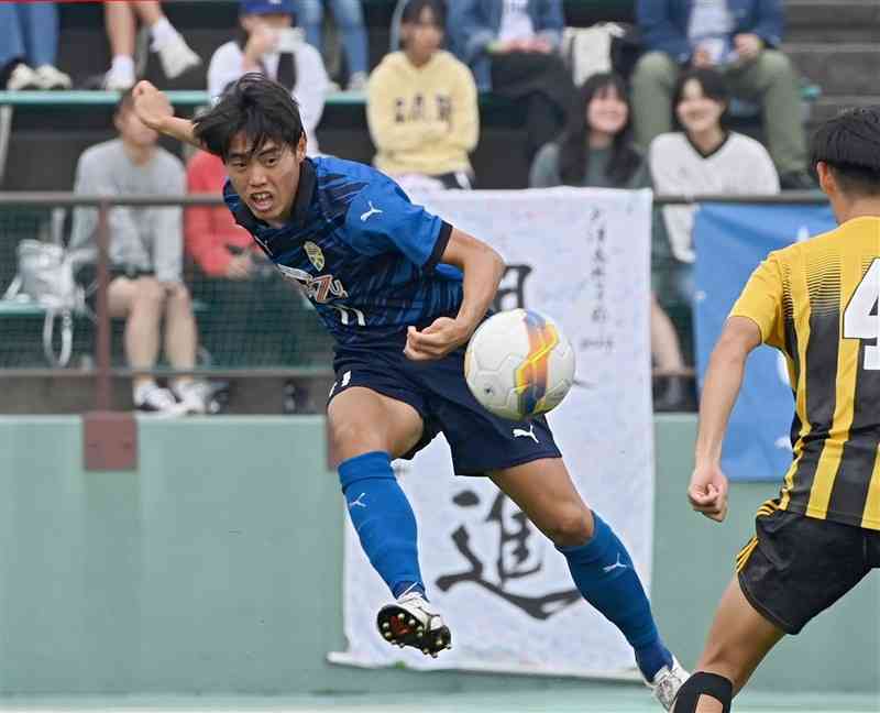 【決勝・大津－東海大星翔】後半、先制点につながるクロスを上げる大津の舛井＝水前寺競技場（石本智）