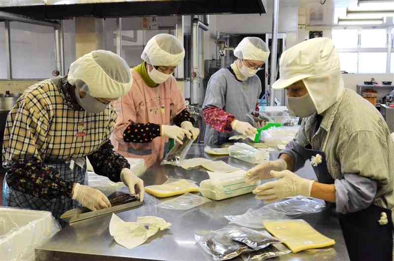 飯星誠子さんの味を引き継ごうと、おせちを手作りしているメンバー＝5日、山都町