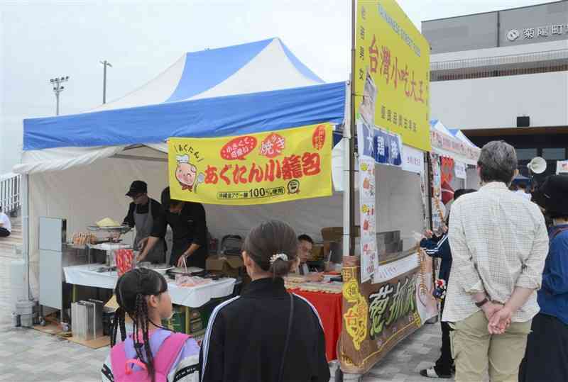 台湾本場のグルメを紹介する出店などが並ぶ「菊陽町×台湾～スポーツ・美食フェスタ～」＝16日、菊陽町