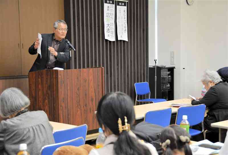 九州詩人祭熊本大会で講演する広瀬大志さん＝16日、熊本市中央区