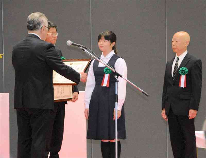 小中学校の緑化活動をたたえる熊本市学校環境緑化コンクールの表彰式＝17日、同市中央区