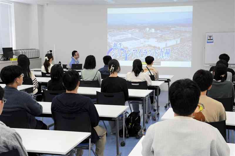 半導体製造の現状について説明を受ける高志中等教育学校の生徒たち＝6日、大津町