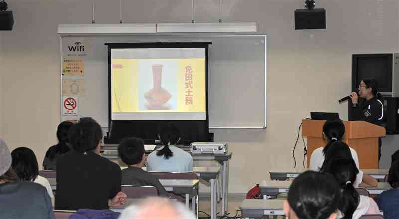 学芸員が免田式土器について解説した学習会＝17日、あさぎり町