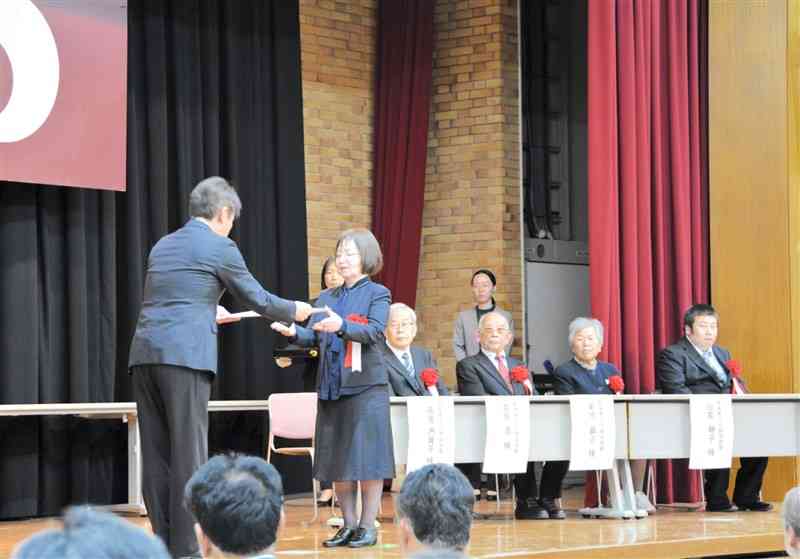 熊本県文化財功労者の賞状を受け取る高濱州賀子さん（左から2人目）＝18日、県庁