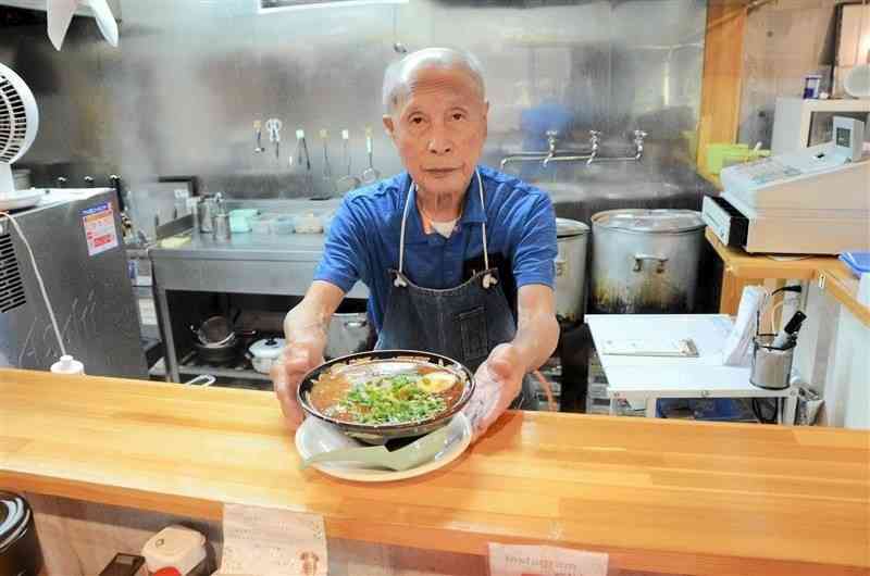 熊本ラーメンを提供する小野さん