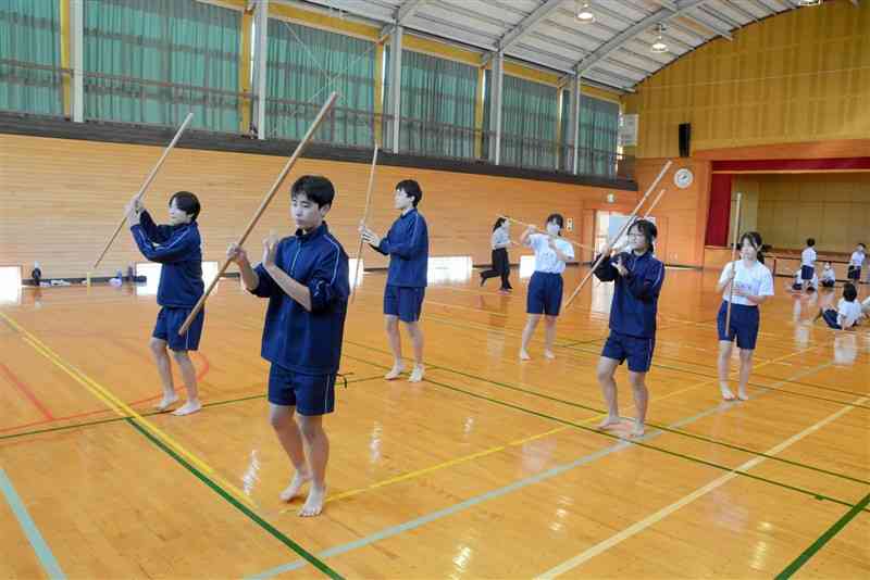 「坂より上棒踊り」を練習する東陽中の生徒＝8日、八代市