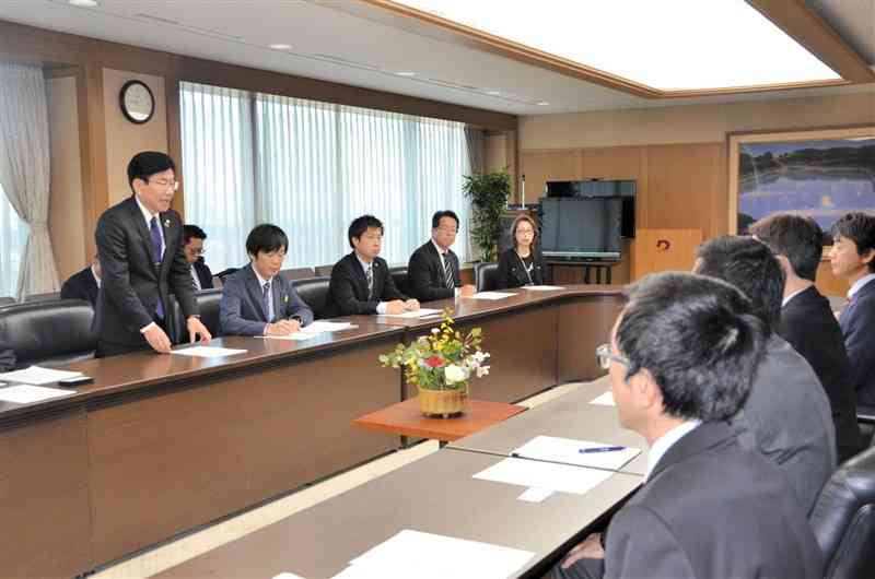 ワークルール教育の導入を県に提言した連合熊本の友田孝行会長（左手前）＝19日、県庁