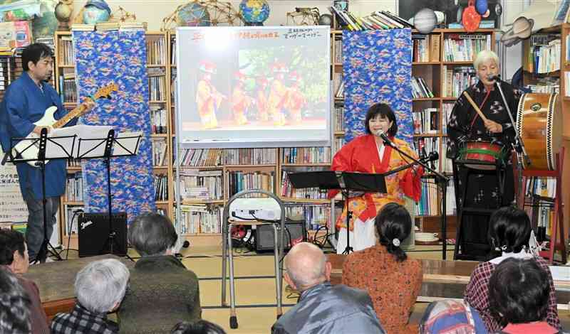 地域食堂で沖縄民謡などを披露する「てーげーてーげー」のメンバー＝17日、小国町