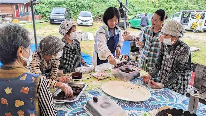 やさい村の元スタッフから、まんじゅうの作り方を習ったワークショップ＝16日、天草市