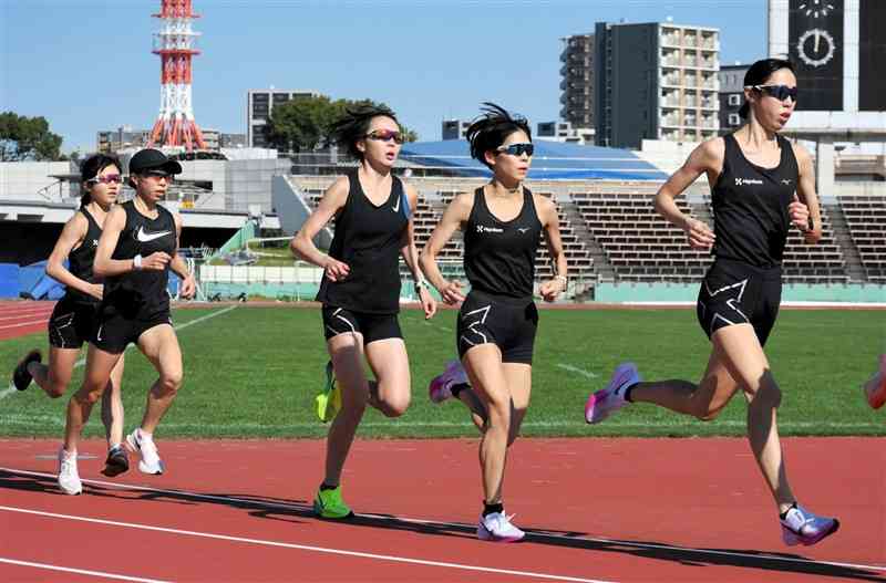 2年ぶりのクイーンズ駅伝に向け、走り込む肥後銀行の選手たち＝19日、水前寺競技場