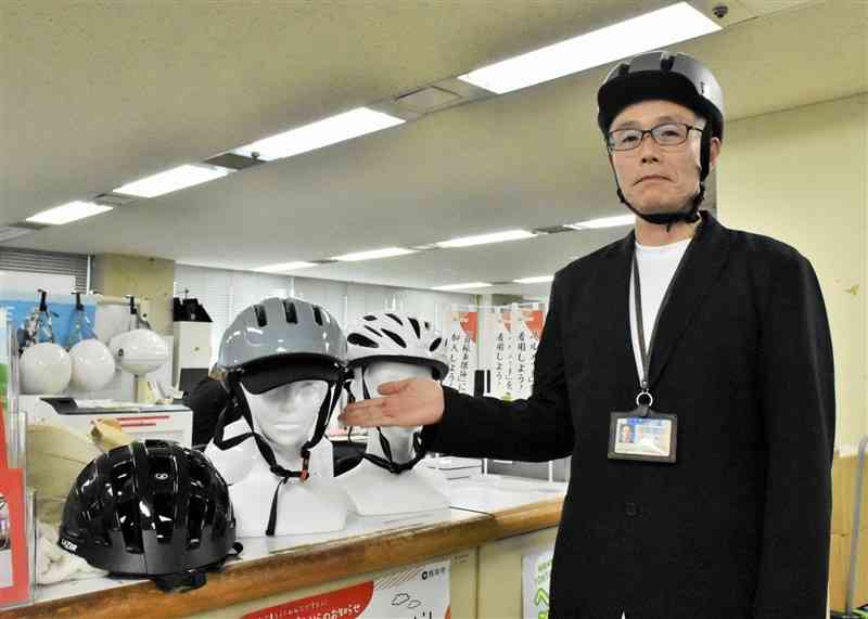 熊本市が高校生を対象にした購入費補助を検討している自転車ヘルメット＝20日、市役所