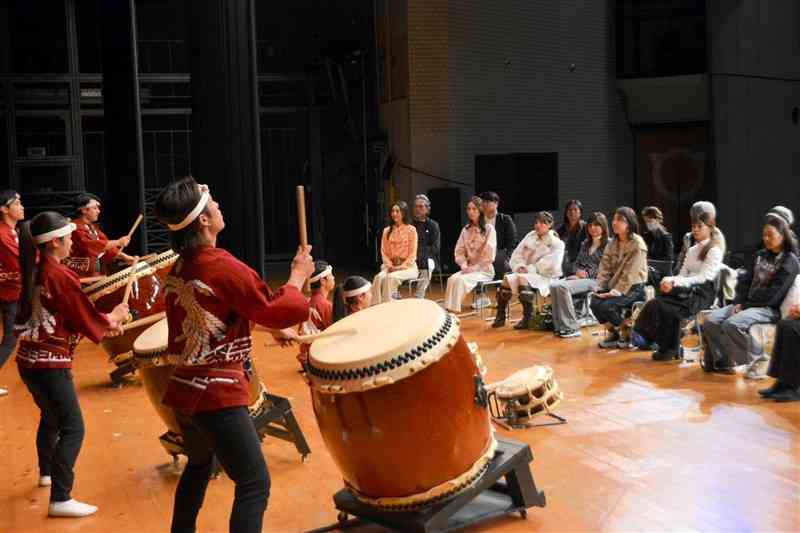 台湾からの訪日客向けのモニターツアーで和太鼓の演奏を楽しむ観光客ら（右）＝19日、宇土市