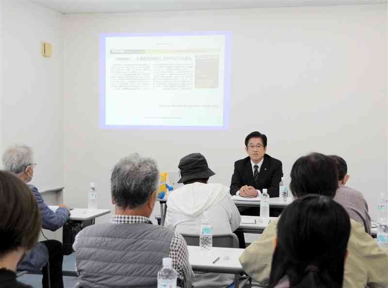 熊日の連載「まね得」を使って、相続や生前対策について学んだセミナー＝20日、熊本市東区