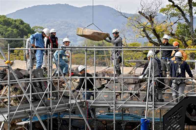 積み直しのため解体される続櫓の石垣＝21日午前、熊本市中央区（上杉勇太）