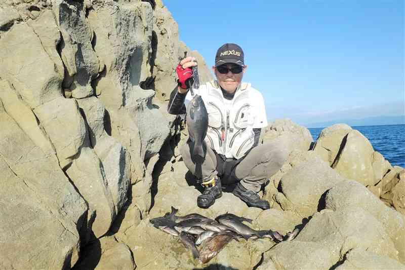 細仕掛けでクロ釣りを楽しんだ濱﨑敏弘さん＝天草市御所浦町のカマの首