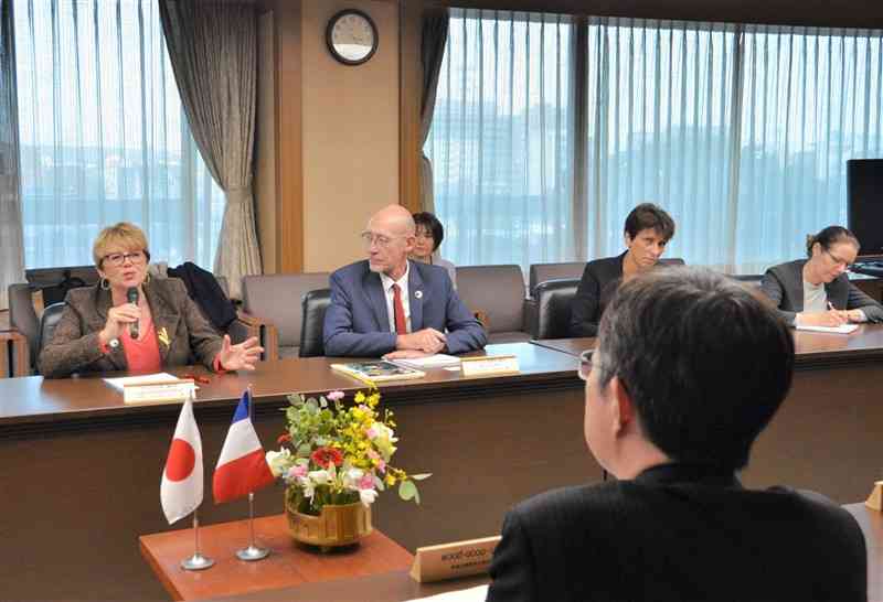 熊本県との交流促進について話すフランスのディジョン市のリディ・ファンダーメニー副市長（左）＝21日、県庁