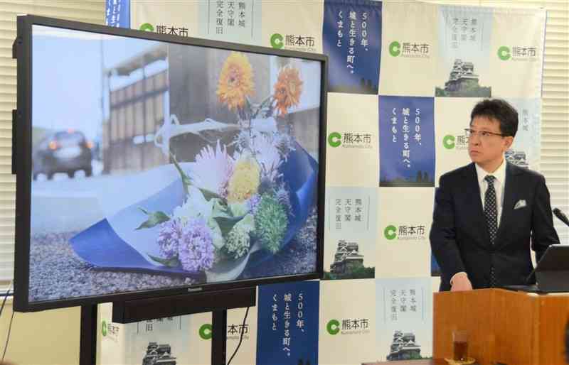 記者会見で、熊本市が公開した飲酒運転根絶を訴える動画を紹介する大西一史市長＝22日、市役所