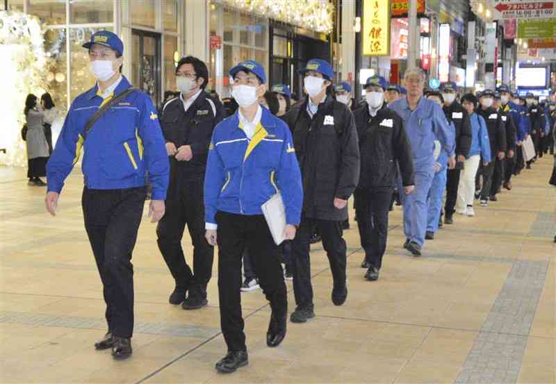 客引き行為のパトロールをする熊本中央署員ら＝22日夜、熊本市中央区