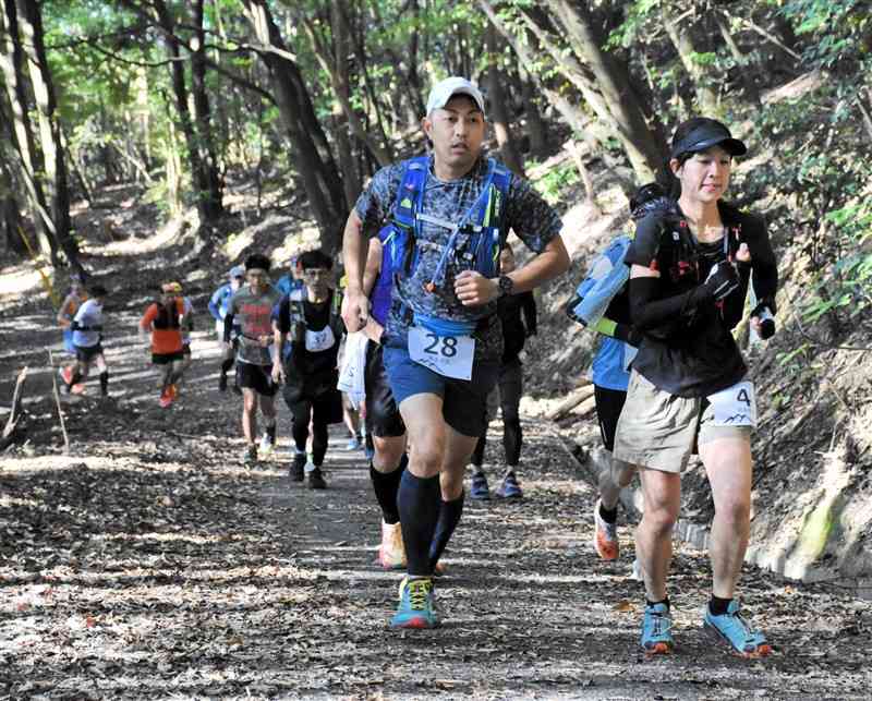 木葉山の登山道を駆ける出場者＝23日、玉東町