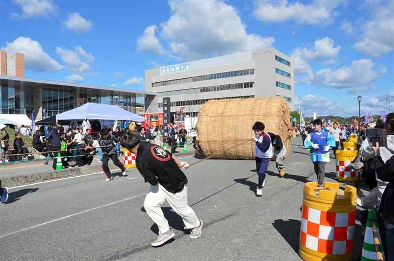 重さ1トンの大俵を引っ張る参加者＝23日、玉名市