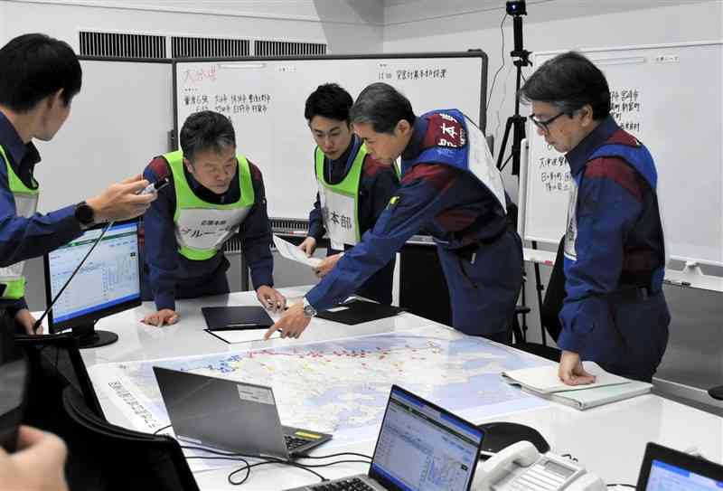 南海トラフ巨大地震を想定した訓練で、各地の被害状況を確認する熊本県職員ら＝23日、県防災センター