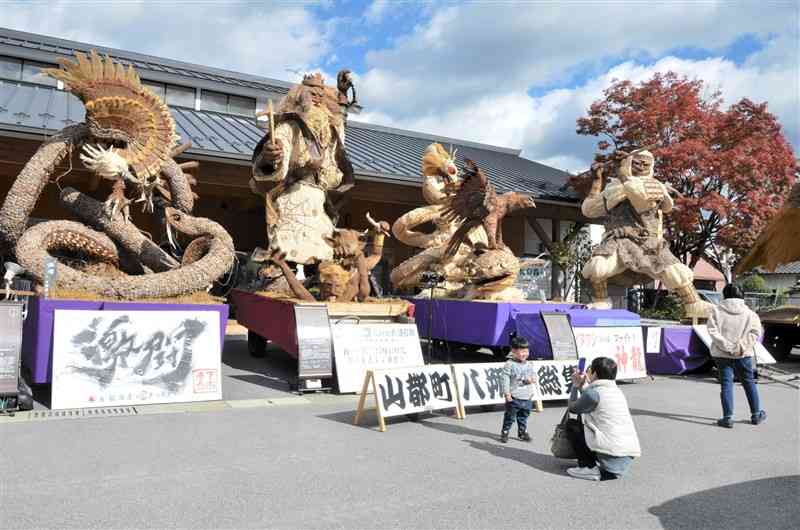 大迫力の大造り物が一堂に会した「集結祭」＝23日、山都町