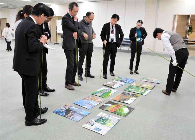 熊日学童スケッチ展の作品を選考する審査員＝23日、熊本市中央区