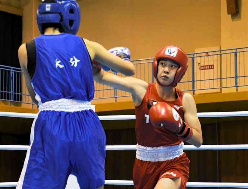 【女子ライトフライ級決勝】1回、相手を攻める田中優瀬（右、東海大星翔）＝熊本県立総合体育館