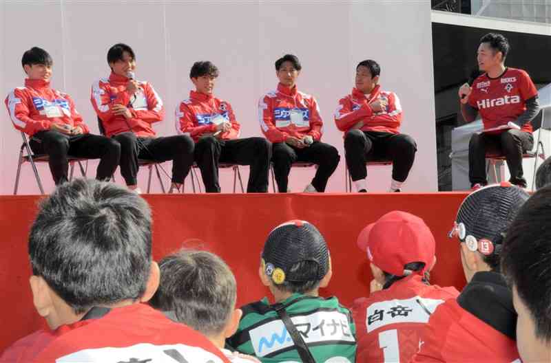 トークショーに参加した石川大地選手（左から3人目）らロアッソ熊本の選手たち＝24日、熊本市中央区