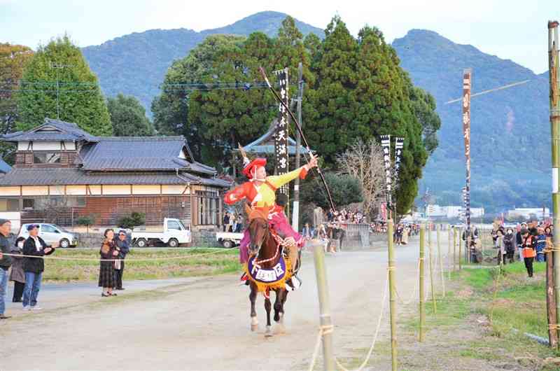 梅林天満宮の流鏑馬奉納で、的を射抜く射手＝25日、玉名市