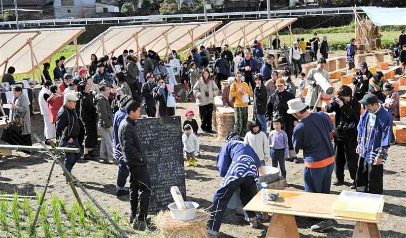 稲刈り後の田んぼで開かれた収穫祭＝23日、南小国町