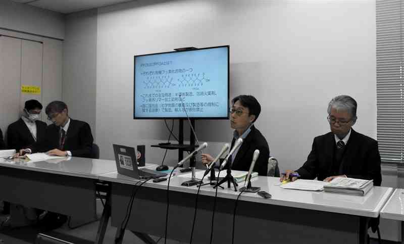 南関町の2カ所の産廃処分場敷地内で検出したPFASについて説明する県職員＝27日、県庁