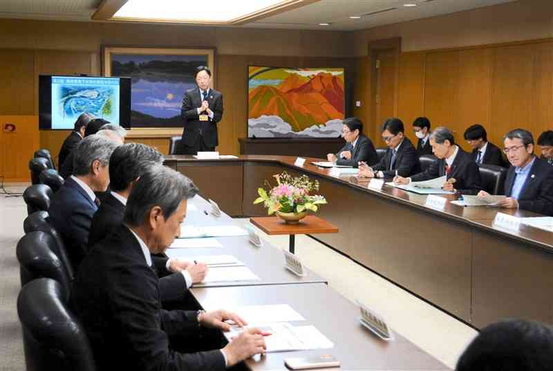 地下水位監視システムの年内先行運用を発表した熊本県の地下水保推進本部会合＝28日、県庁