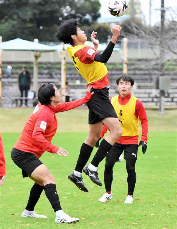 紅白戦で胸を使い、ボールを収めるロアッソ熊本のFW大﨑（中央）＝県民総合運動公園サッカー場