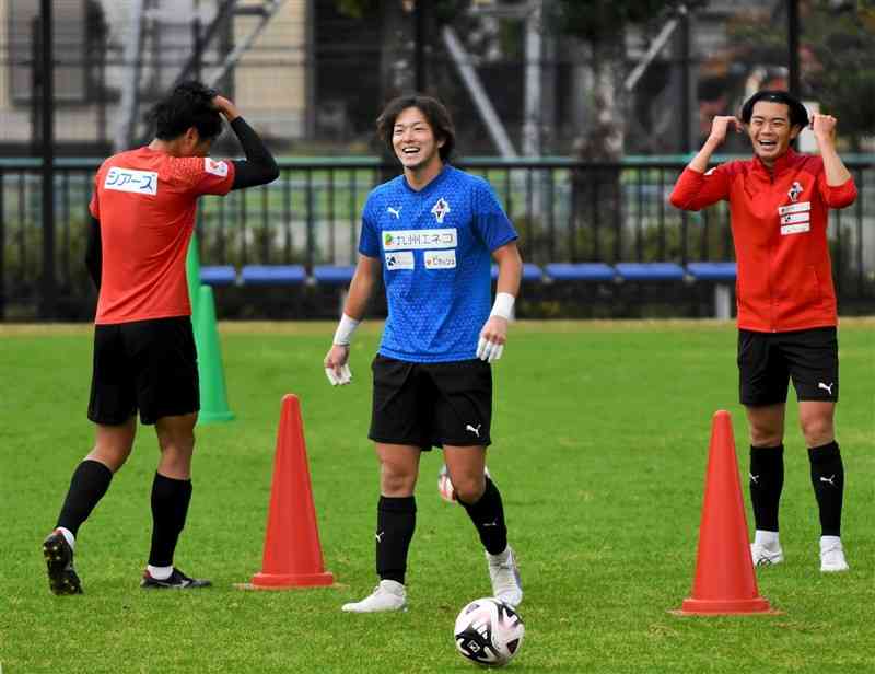 練習中にチームを声で盛り上げるロアッソ熊本のGK佐藤史（中央）＝県民総合運動公園サッカー場