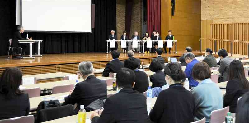 事例を基に外国人の受け入れや定着について考えたシンポジウム＝28日、熊本市中央区