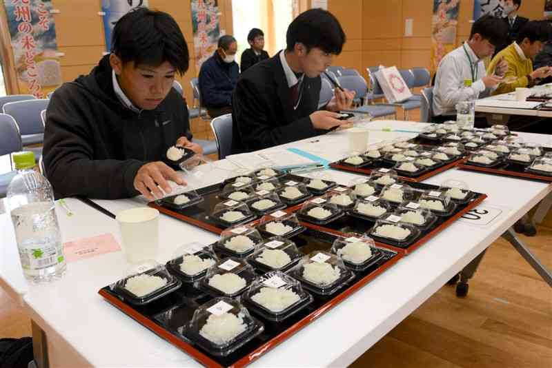 九州産の米の味を審査する菊池農高の3年生＝24日、菊池市