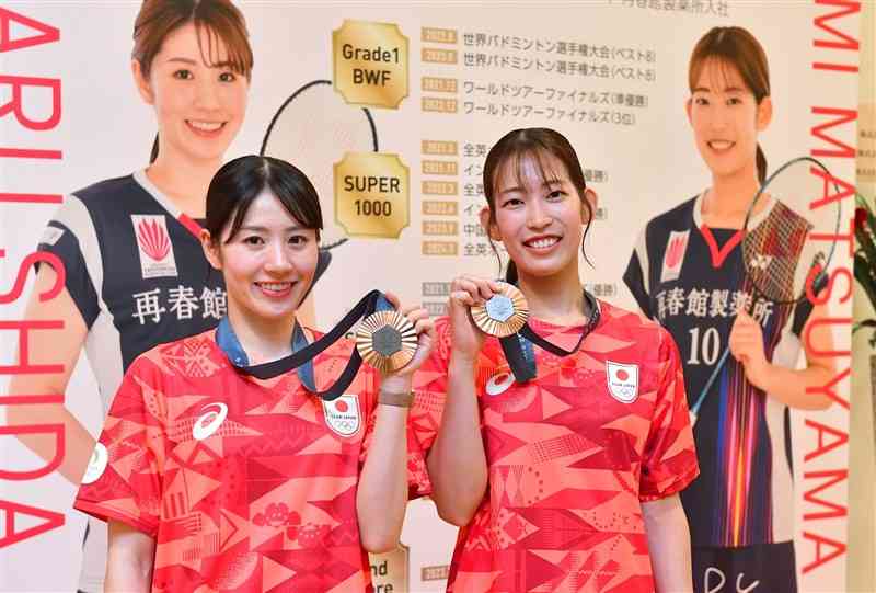 パリ五輪の女子ダブルスで銅メダルを獲得した志田千陽（左）と松山奈未