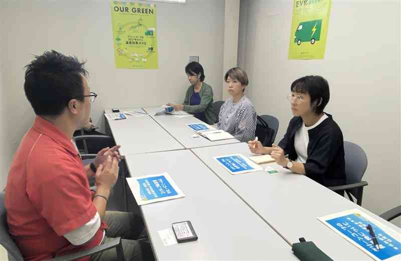 福岡県での研修の打ち合わせをする「れいほくサンフラワーズ」の女性農業者ら（苓北町提供）