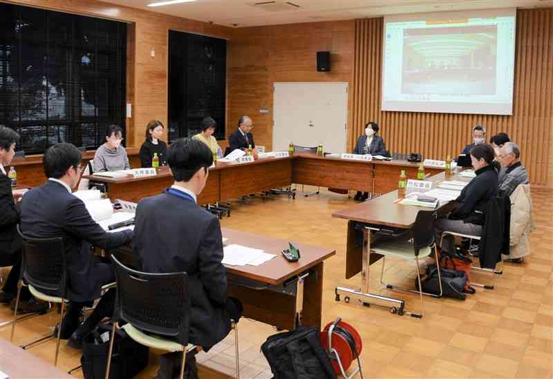 空港アクセス鉄道計画の環境アセス「方法書」について意見が出た県環境影響評価審査会＝29日、熊本市東区