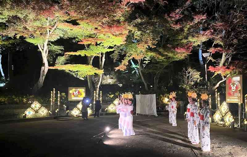 紅葉の下で披露された山鹿灯籠踊り＝29日、東京都文京区の肥後細川庭園